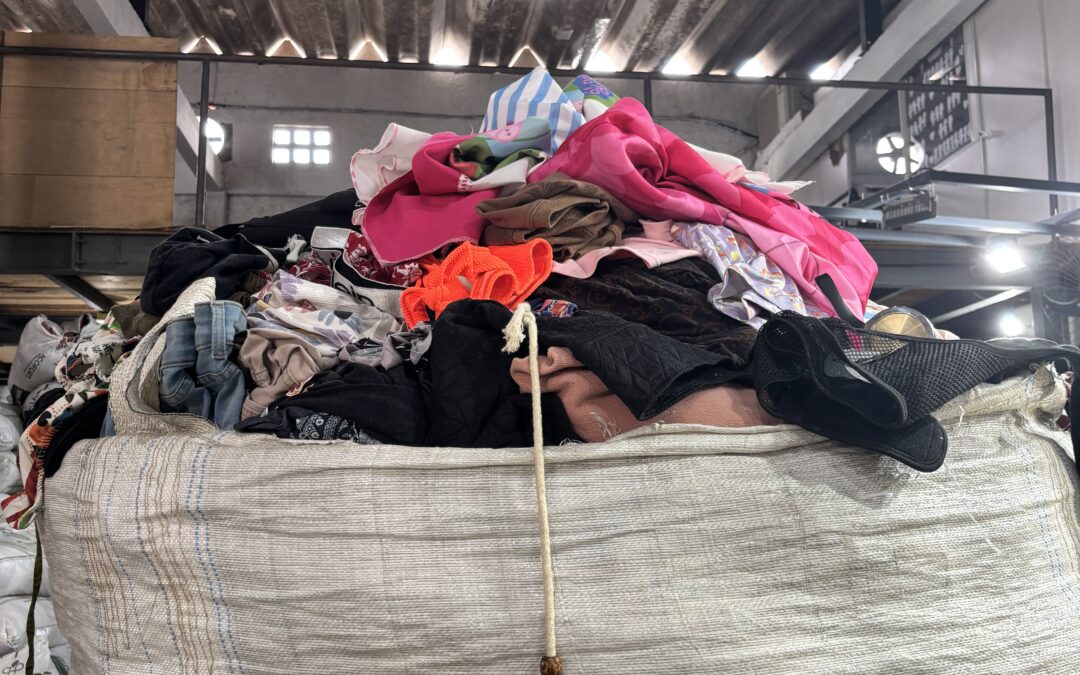 Por dentro de um centro de triagem têxtil: como roupas ganham uma segunda chance